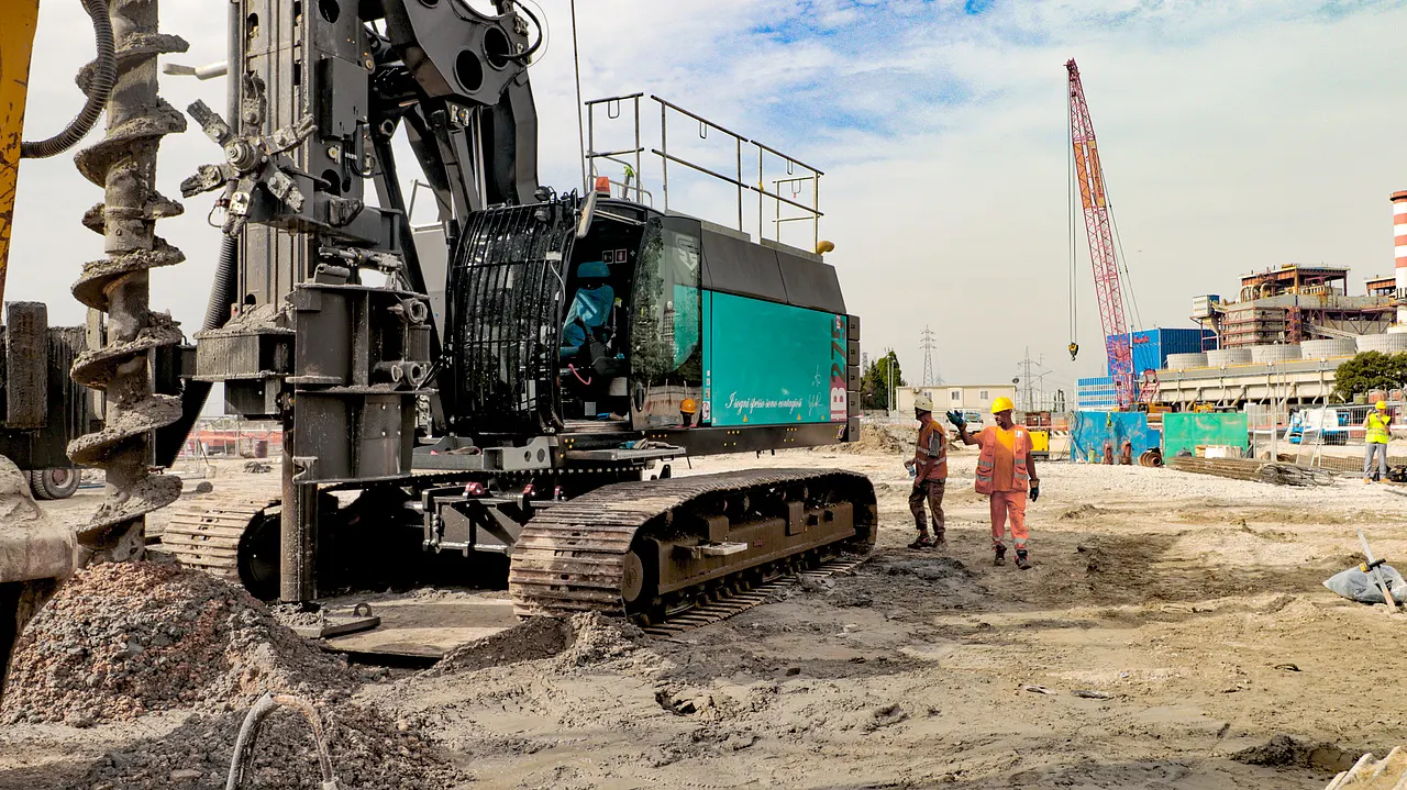 Шнековое бурение на стройплощадке