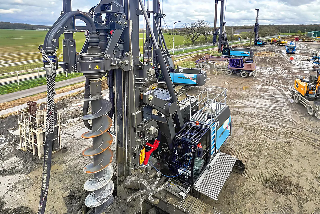 Бурение шнеком на стройплощадке для фундамента